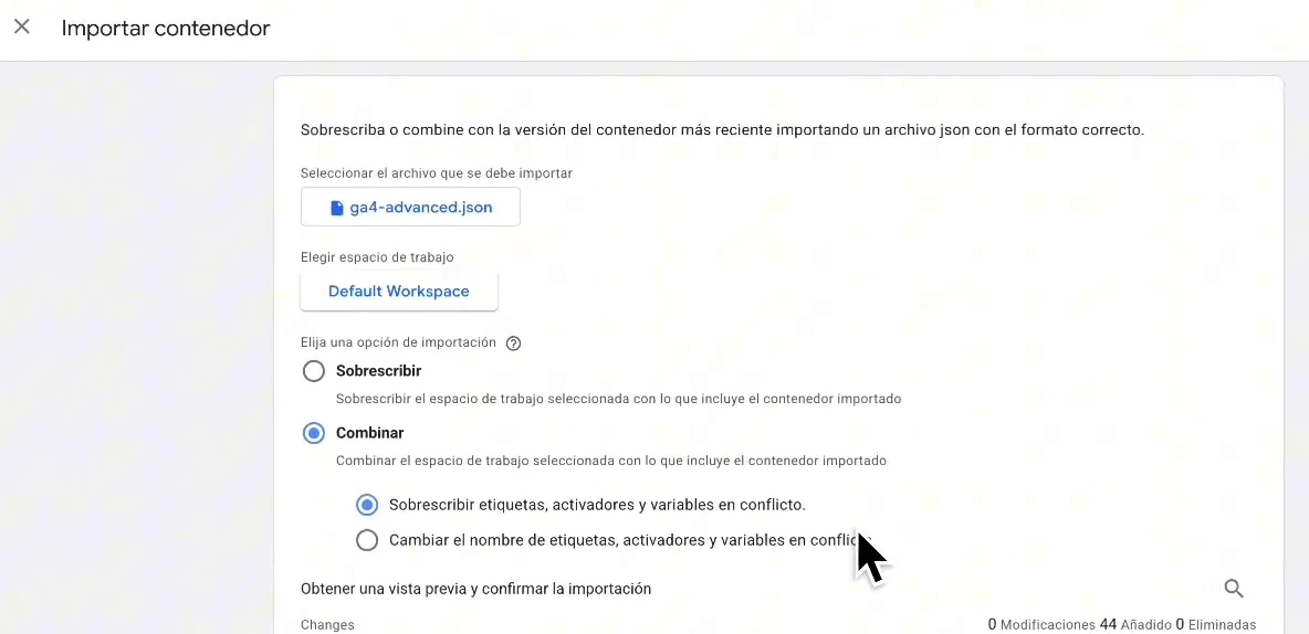 Cuadro Importar contenedor de Google Tag Manager con ga4-advanced.json, Default Workspace y Combinar marcado con sobrescritura de conflictos